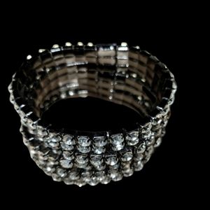 6" Blingy Black Elastic Bracelet L8